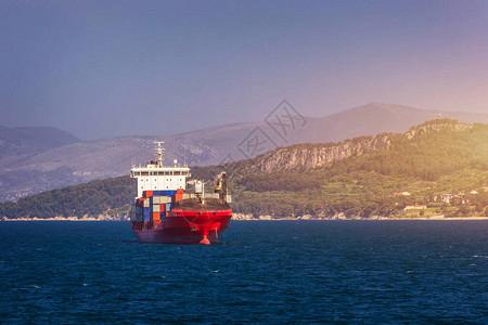 进出口业务物流和国际集装箱船在公海的运输国际集装箱货船图片素材